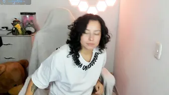 aqua_emilly 24 posing on webcam
