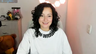 aqua_emilly 24 posing on webcam