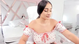 lauraklark latina - (12/03/2025)