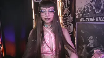 Elle_uwu posing on cam 12-04-2025