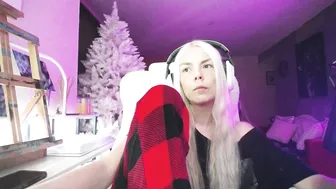 Tinykylie video cam 12/04/2025