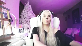 Tinykylie video cam 12/04/2025