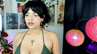 Raven_luv webcam posing on cam