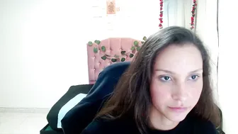 Scarlet771776 posing on cam 12-06-2025
