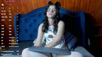 Yan_nyan feet posing on webcam