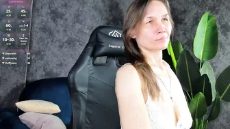 Lillian_white1 posing on cam (12-06-2025)