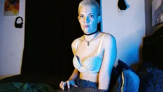mackenziemoon 06-Dec-25
