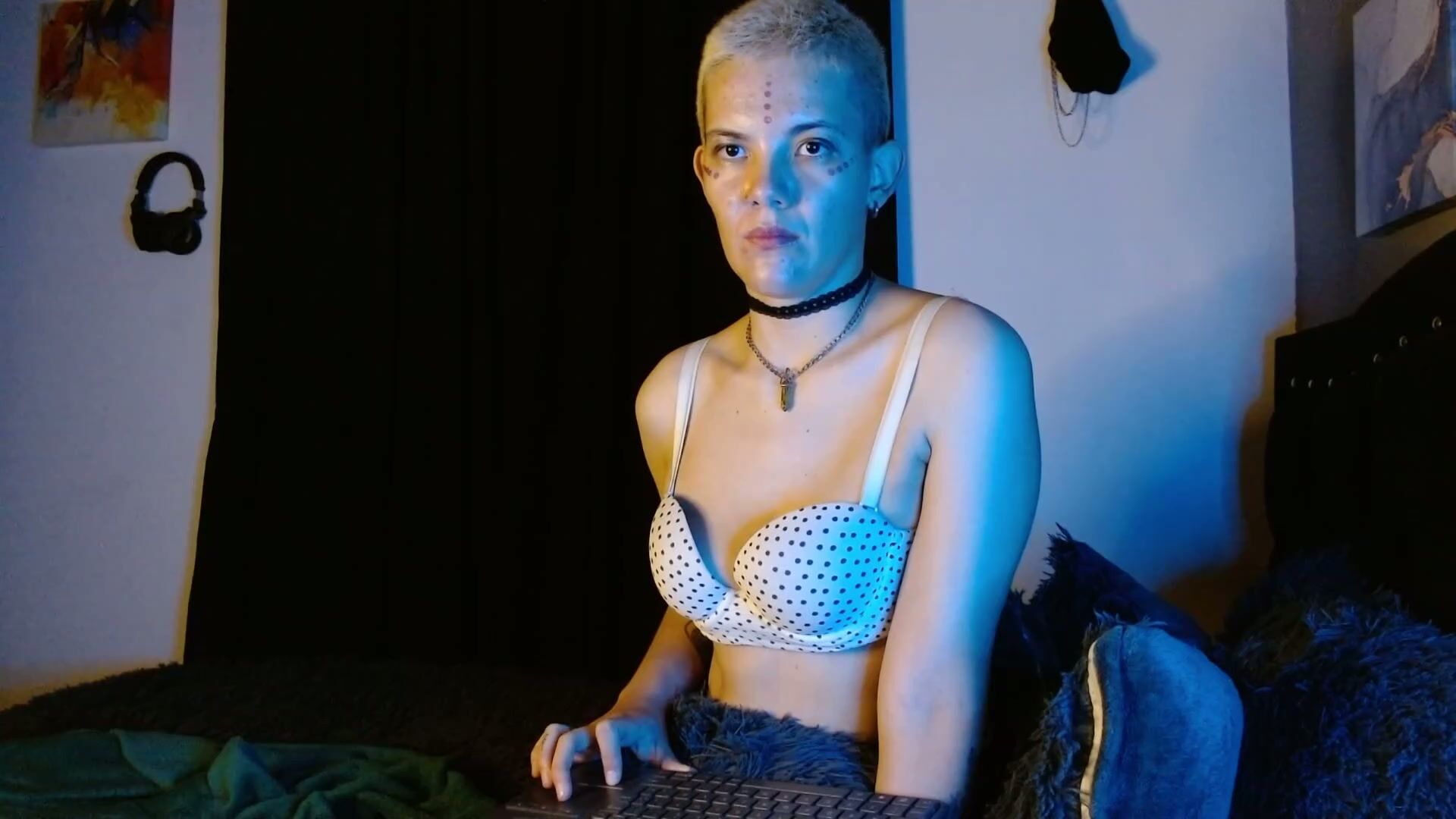 mackenziemoon 06-Dec-25