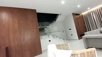 ehotlovea (12/08/2025) young