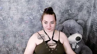 evelineli posing on webcam 12/09/2025