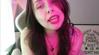 Wingardiumleveveosa femdom posing on webcam