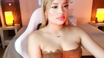 _meliblue blonde nude on cam