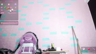 maily_can posing on cam 12/10/2025