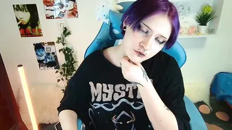 technical_face_powder_error posing on webcam 12/10/2025
