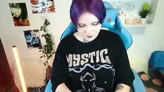 technical_face_powder_error posing on webcam 12/10/2025