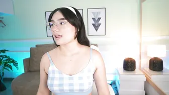 emilyturnerx 11-Dec-2025 posing on cam