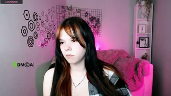 emmalina_ posing on cam 11-Dec-25