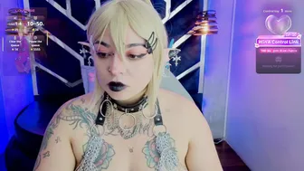 _vermell_ posing on webcam - 12-Dec-2025