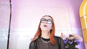 Annybuny posing on cam 12/12/2025