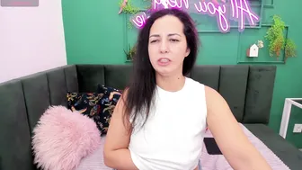 Lindainsatiable smalltits 12/15/2025