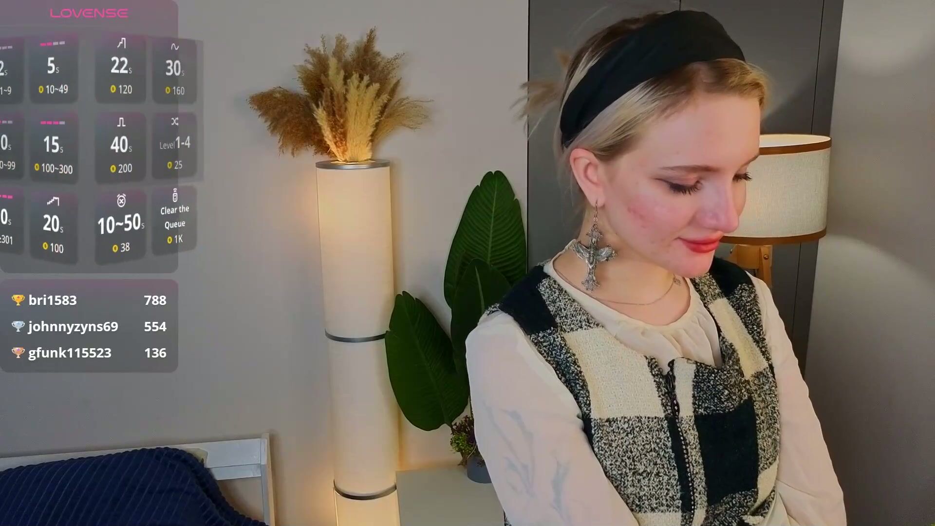 brunaalcorn posing on webcam - (12/15/2025)