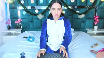 valtira_nova smalltits naked on cam