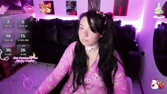 rini_bunny posing on cam 16 December 2025