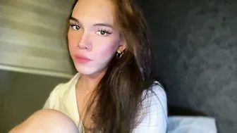 queenn_xxx posing on cam 16-Dec-2025