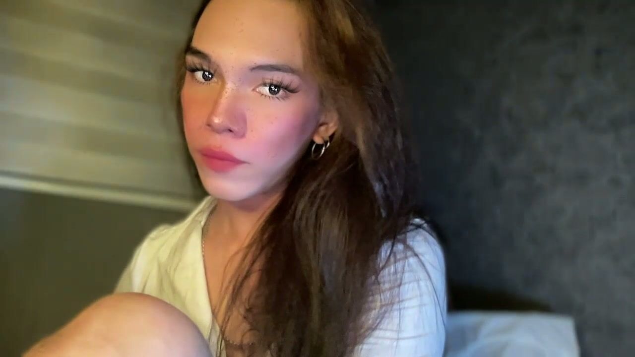 queenn_xxx posing on cam 16-Dec-2025