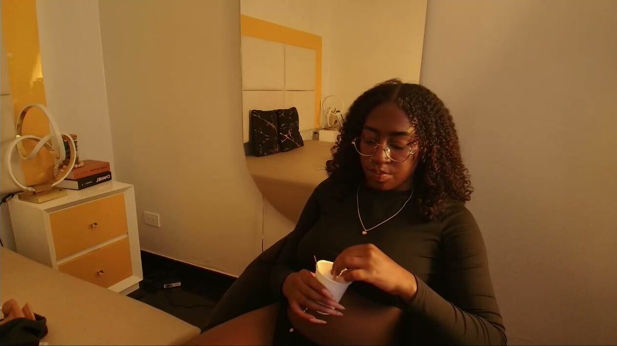 Qeen_black2 xxx video 17-Dec-2025