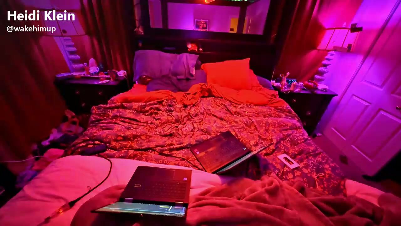 wakehimup hot webcam video 12-17-2025