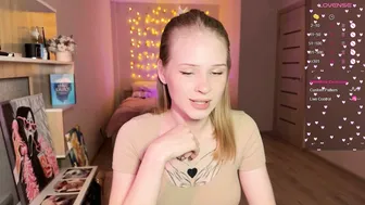 sweetielis teen posing on cam