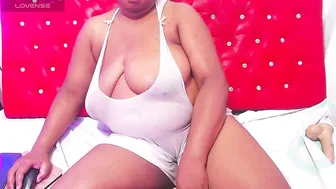 Wonderfuldiana posing on webcam (12-17-2025)