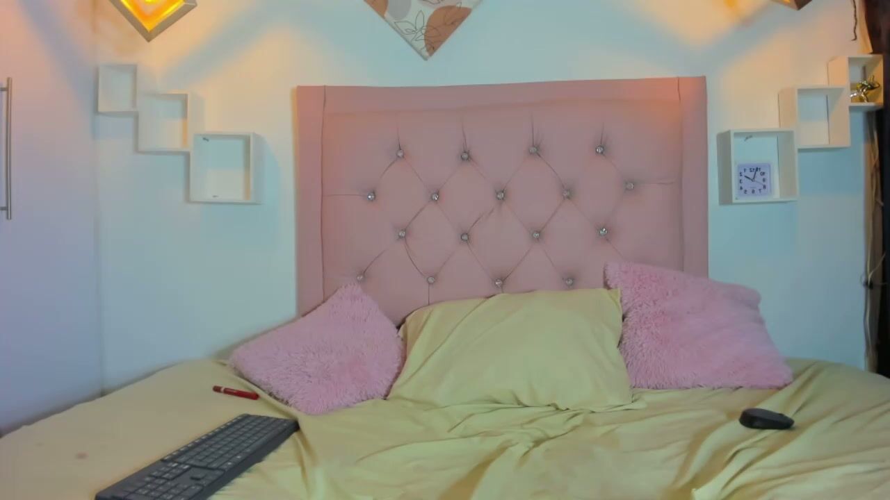 mia_suarezzz sex chat (12-18-2025)