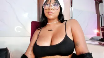 isabella_zc posing on cam (12/19/2025)