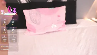 mommysquirt_ blonde posing on cam