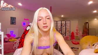 riababe blonde posing on webcam
