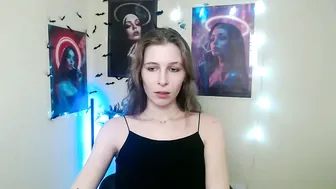 stranger_giirl posing on webcam (12-19-2025)