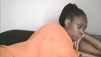 Comicalcara ebony posing on webcam