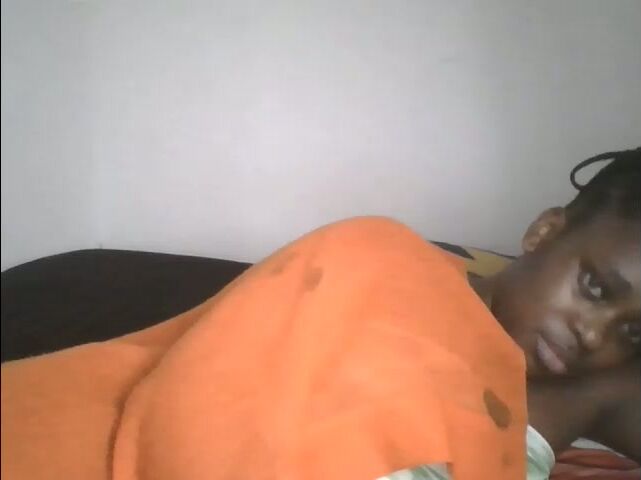 Comicalcara ebony posing on webcam