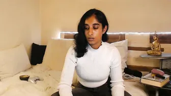 Goldpirl goodvibes posing on webcam