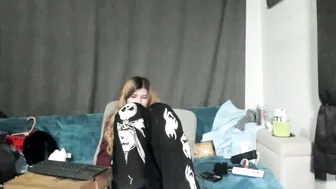 roxihazeleyes dildo (12-21-2025)