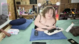 Akindmodel on cam 21-Dec-25