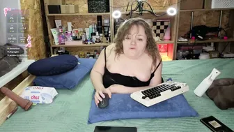 Akindmodel on cam 21-Dec-25
