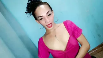 uncut_queen uncut posing on webcam