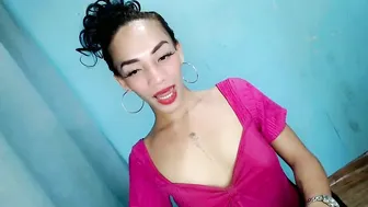 uncut_queen uncut posing on webcam