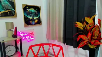 Yourprettytrish posing on cam live webcam show