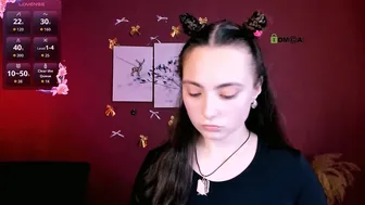 Naya_dream lesbian posing on cam