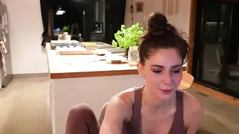 Peacheekitty posing on webcam (06/13/2025)