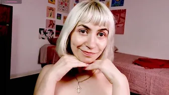 annietinky posing on cam 12-30-2025